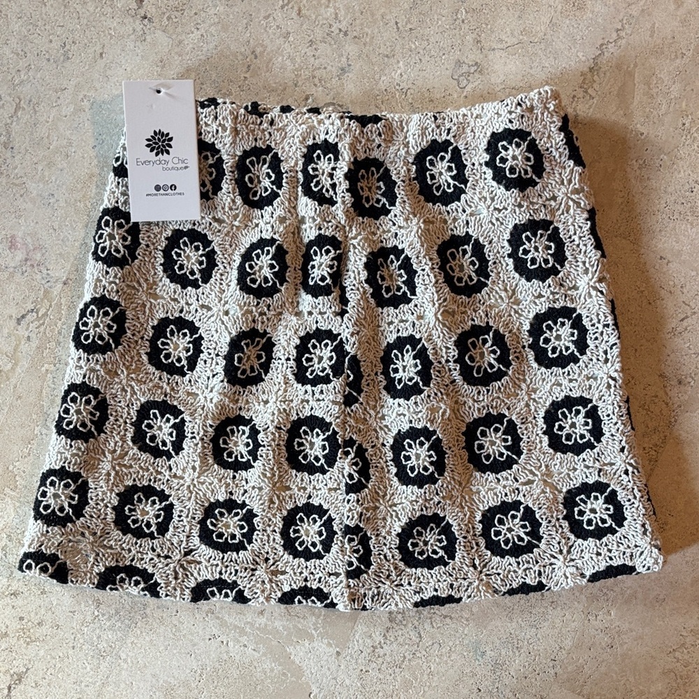 Pretty Garbage size Small Black‎ and White Crochet Skirt